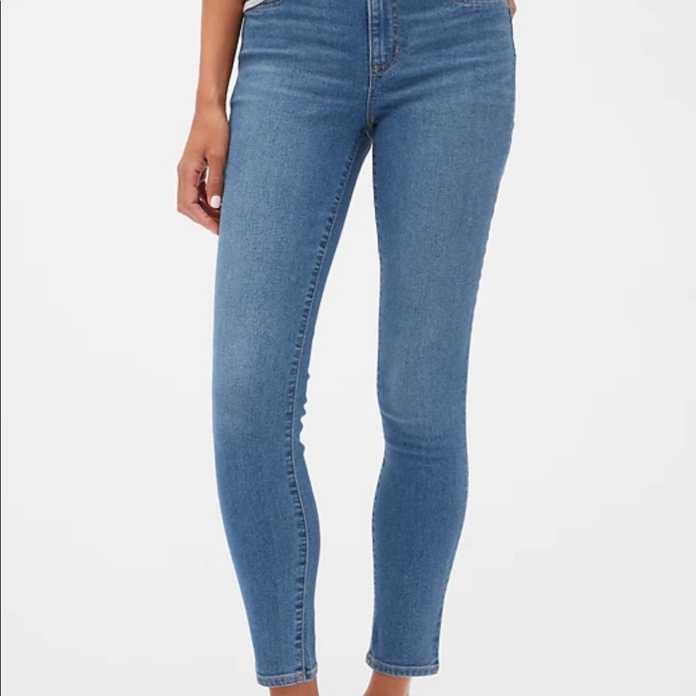 GAP mid rise cropped favorite Jegging in size 27